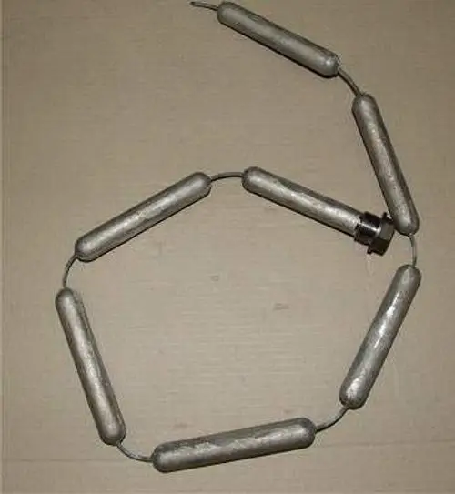 Metallische Reinigungsbürste mit mehreren zylindrischen Elementen und verbundenem Kabel, hergestellt von Remeha. Sie ist für Reinigungszwecke konzipiert.